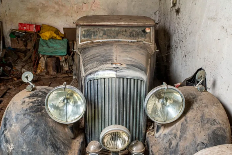 بيع سيارة بنتلي كلاسيكية مغطاة بالأتربة بمبلغ كبير