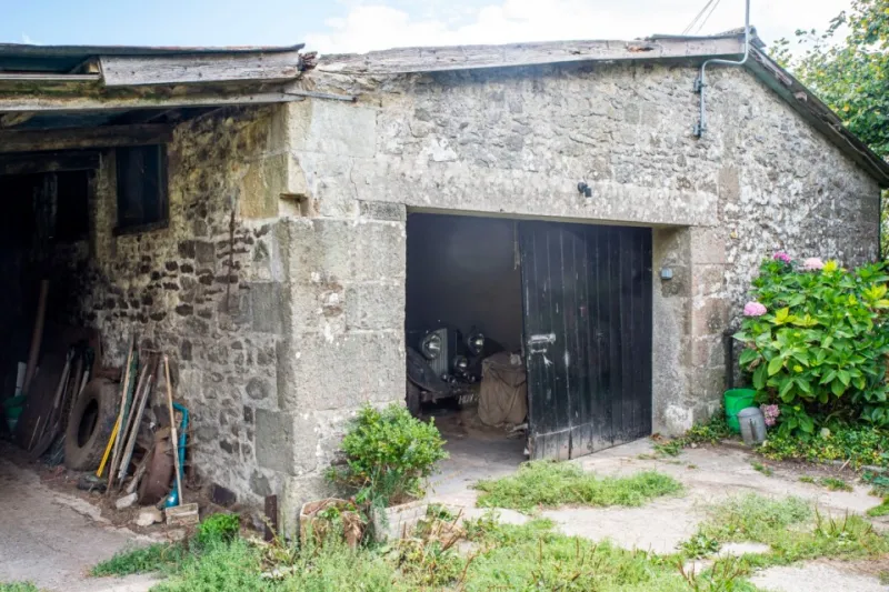 بيع سيارة بنتلي كلاسيكية مغطاة بالأتربة بمبلغ كبير