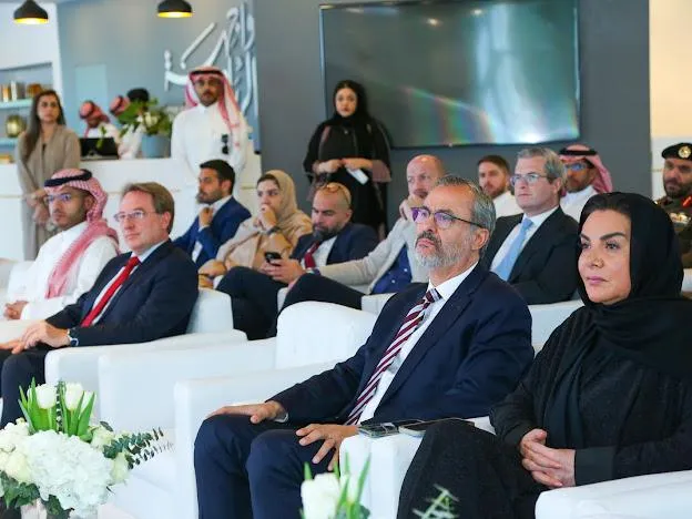 "النقل" تدشن أول مركبة كهربائية ذاتية القيادة بالتعاون مع "روشن" العقارية