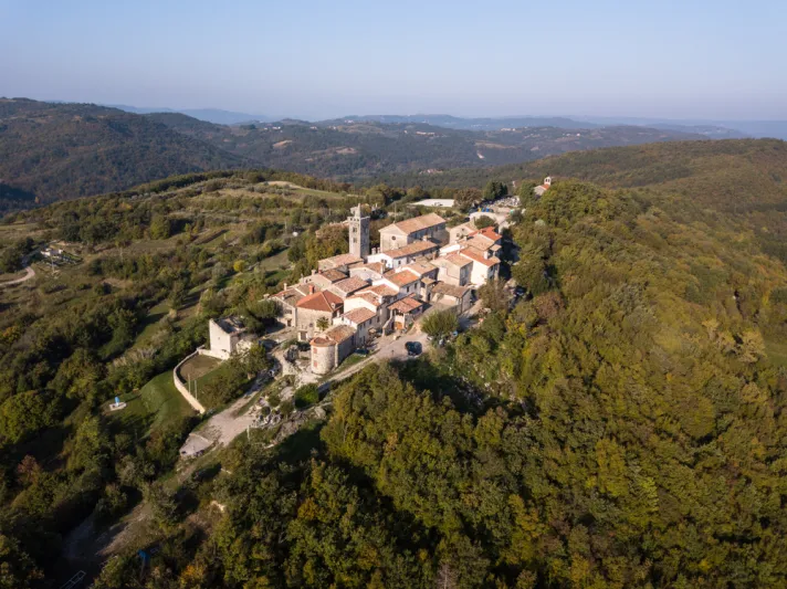 جولة داخل "Hum" المدينة الأصغر في العالم (صور)