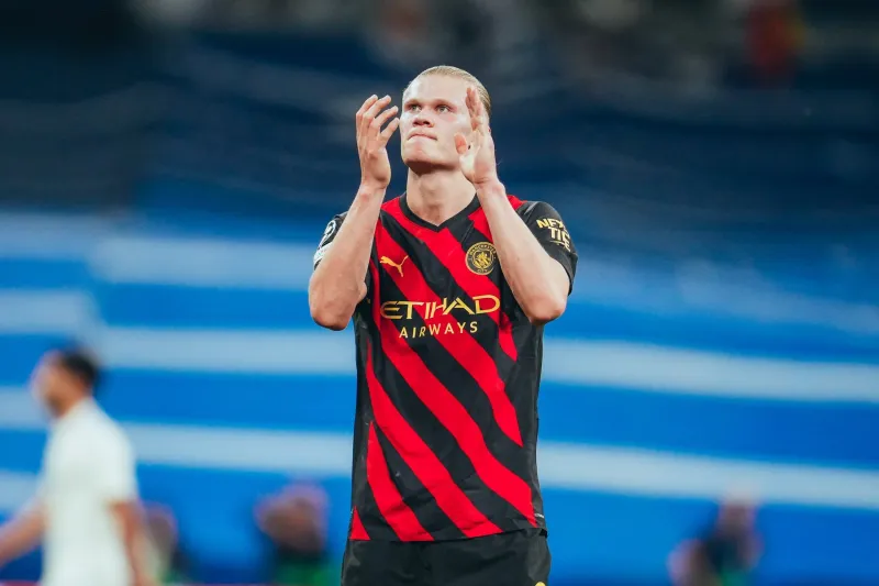  طرد والد "إيرلنغ هالاند" من مدرجات ملعب ريال مدريد (فيديو)