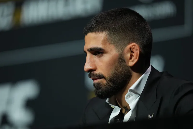 بطل فنون قتالية يوجّه لكمة لمشجع.. فما القصة؟ (فيديو)