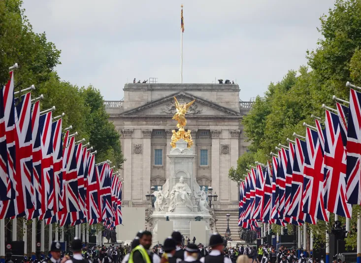 بجواهر تُقدر بـ 3.8 مليار دولار.. هذه تفاصيل تتويج الملك تشارلز الثالث