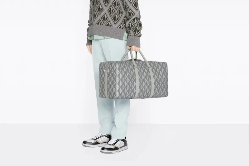 شنط ديور رجالي... إكسسوار لا غنى عنه لأناقتك العصرية