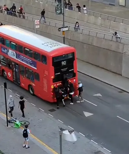 شاهد عشرات الشباب يرهبون المارة في شوارع ويمبلي بلندن (فيديو)