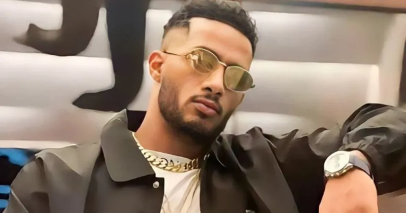 بلوحة من فيلم Godfather.. محمد رمضان يستعرض أسلحته الذهبية (فيديو) 