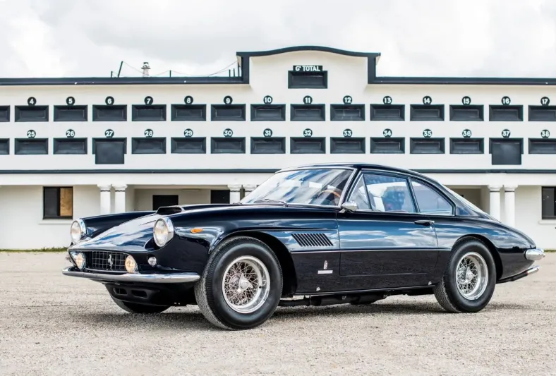 سيارة "فيراري 400" نادرة للبيع مقابل 3.5 مليون يورو