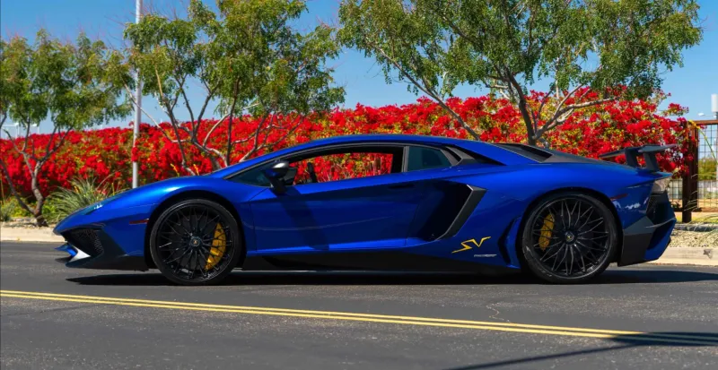 سيارة لامبورجيني أفنتادور بطلاء نادر للبيع في مزاد مايكوم