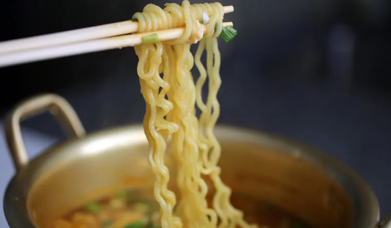 مصرية تنهار من البكاء بعد وفاة أخيها بسبب "النودلز الكورية" (فيديو)