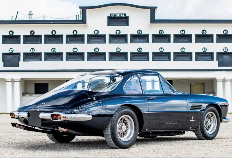 سيارة "فيراري 400" نادرة للبيع مقابل 3.5 مليون يورو