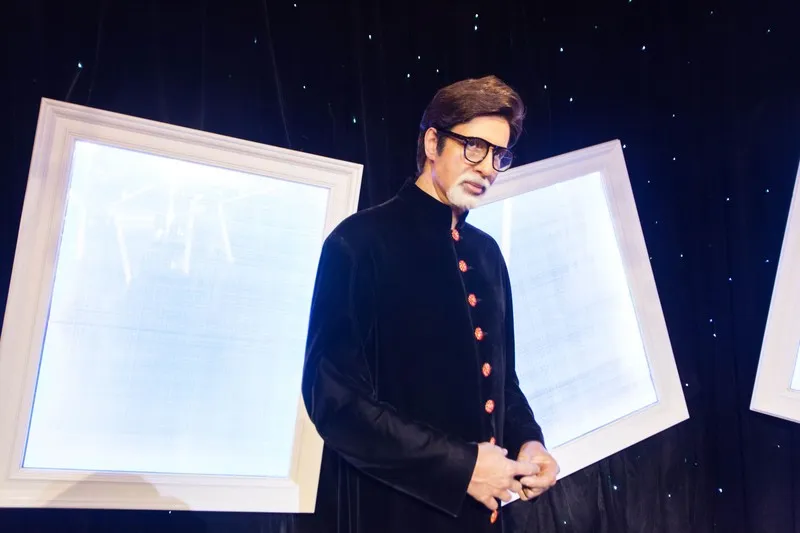 لماذا ظهر "أميتاب باتشان" خلف أحد المواطنين على دراجة نارية؟