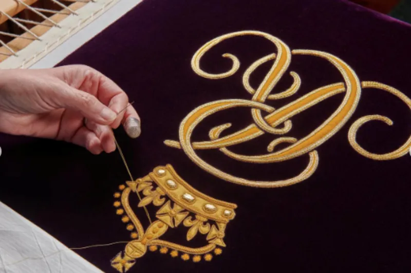 الكشف عن ملابس الملك "تشارلز" والملكة "كاميلا" خلال احتفالية التتويج (صور)