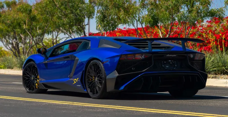 سيارة لامبورجيني أفنتادور بطلاء نادر للبيع في مزاد مايكوم