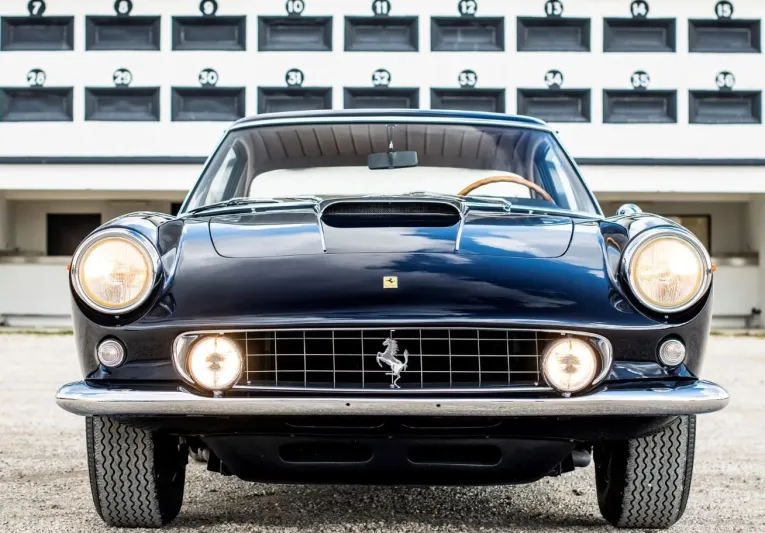 سيارة "فيراري 400" نادرة للبيع مقابل 3.5 مليون يورو