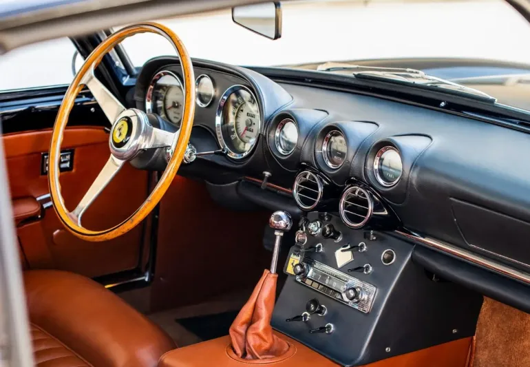 سيارة "فيراري 400" نادرة للبيع مقابل 3.5 مليون يورو