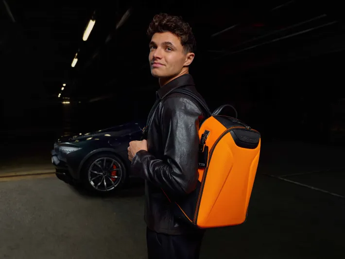 كلاسيكية أم عصرية؟.. الحقائب الرجالية فنتازيا مطرزة بالفرادة