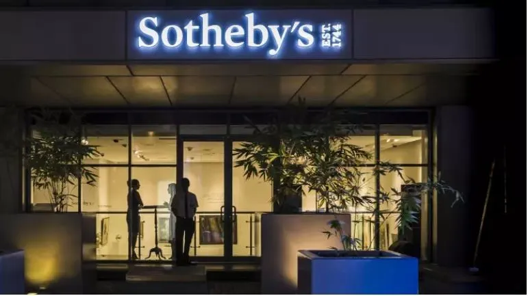 للبيع.. عرض اثنتين من أندر الجواهر في مزاد بدبي