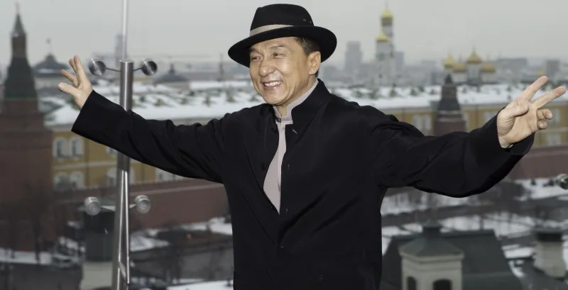 جاكي شان.. ملك الدراما القتالية كيف لمن نشأ على القسوة أن يهرب منها؟!