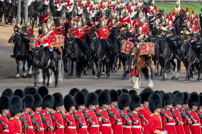 سقط خلال احتفال تتويج "تشارلز".. جر جندي بريطاني عبر الوحل (فيديو)