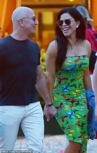 الكاميرات ترصد الملياردير بيزوس وخطيبته لورين في إيطاليا.. فما القصة؟