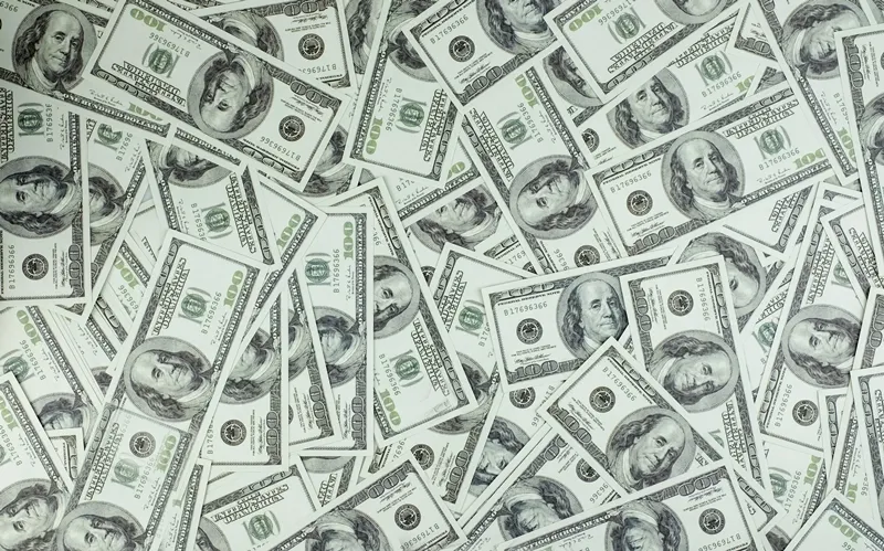 أمريكي ينفق 107 آلاف دولار كي يصبح أطول من زوجته