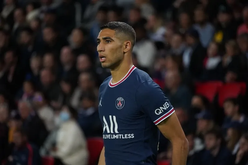 وكيل "حكيمي" يهاجم والدة "مبابي": "أهميتها فقط أنها أم لاعب مهم"