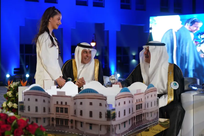 أمير تبوك يهدي "مسبحته" لصاحبة المركز الأول في مسابقة "المهارات الثقافية"