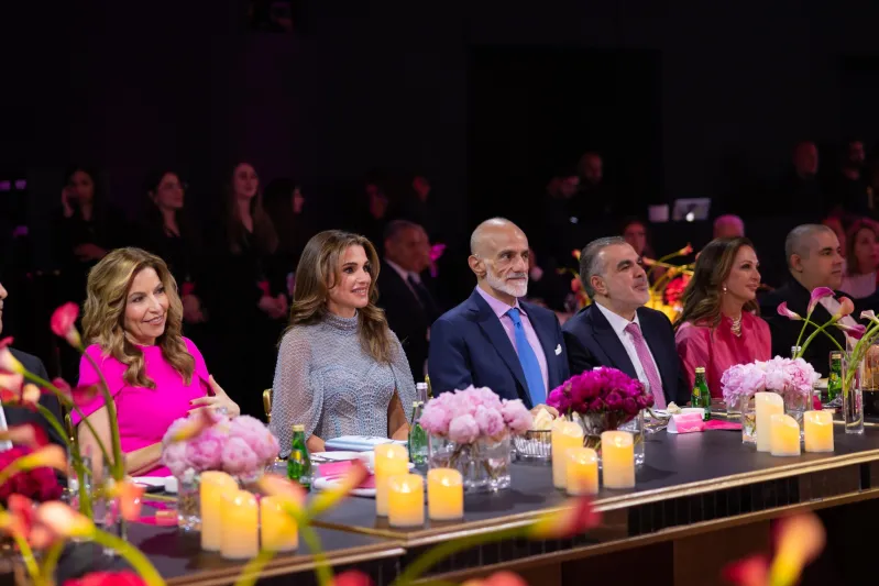 حديث بين الملكة رانيا وطفلة ناجية من السرطان يجذب أنظار الأردنيين (فيديو)