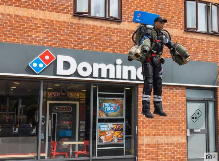 مطعم يبدأ توصيل البيتزا للزبائن بالطيران.. ما القصة؟ (فيديو)