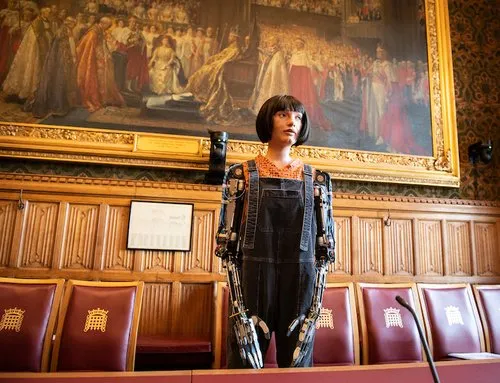 روبوت "Ai-da" تجهز أعمالاً فنية ثلاثية الأبعاد (فيديو)