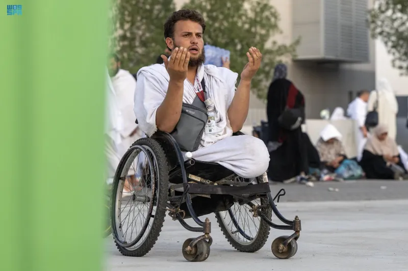 الحجاج يؤدون الركن الأعظم بالوقوف على صعيد عرفات (صور)