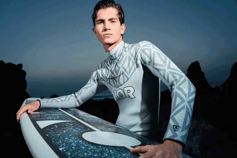 أزياء الشاطئ المستدامة على طريقة "ديور" و"بارلي"