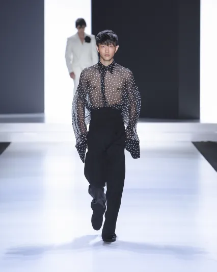 الخطوط العمودية تزين مجموعة Dolce&Gabbana الرجالية لصيف 2024