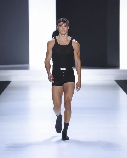 الخطوط العمودية تزين مجموعة Dolce&Gabbana الرجالية لصيف 2024