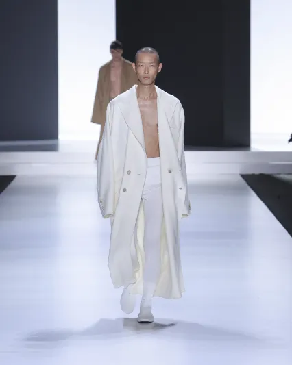 الخطوط العمودية تزين مجموعة Dolce&Gabbana الرجالية لصيف 2024