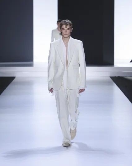 الخطوط العمودية تزين مجموعة Dolce&Gabbana الرجالية لصيف 2024