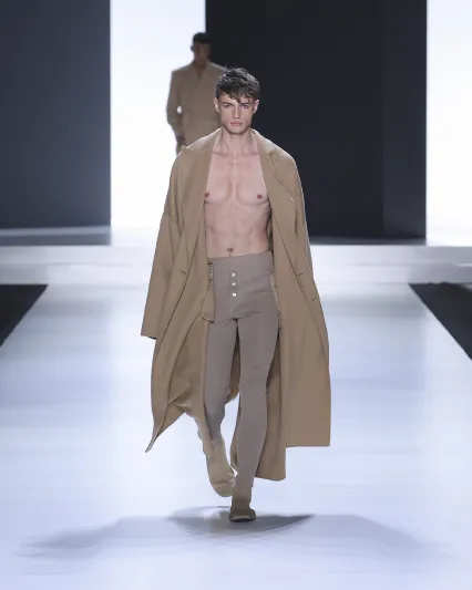 الخطوط العمودية تزين مجموعة Dolce&Gabbana الرجالية لصيف 2024