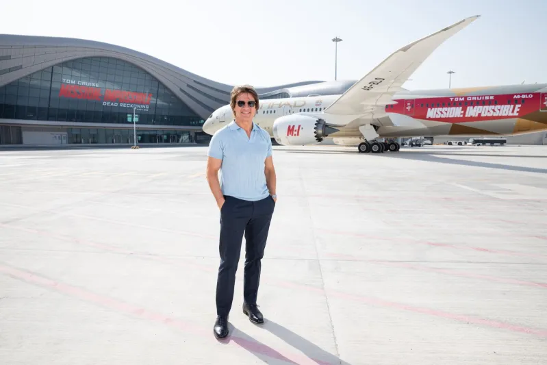 بطائرة "المهمة المستحيلة".. "توم كروز" يصل إلى أبو ظبي
