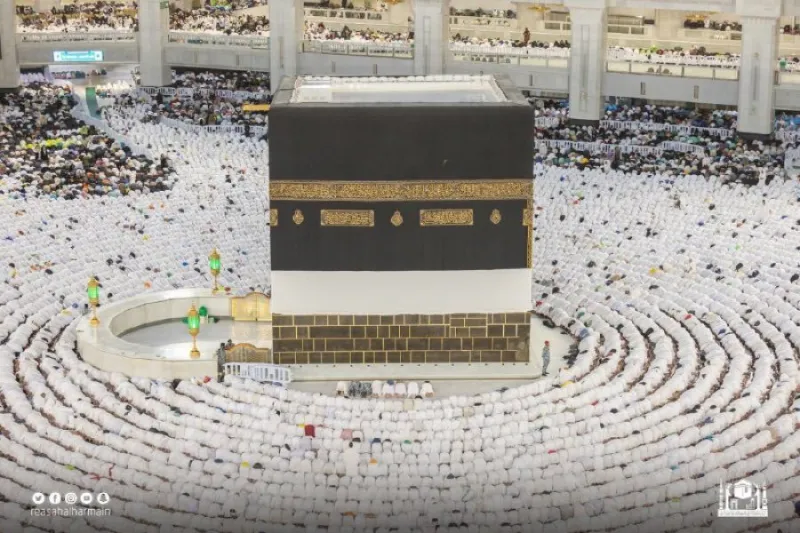 مشهد مؤثر لحاج بقدم واحدة يساعد آخر على كرسي متحرك (فيديو)