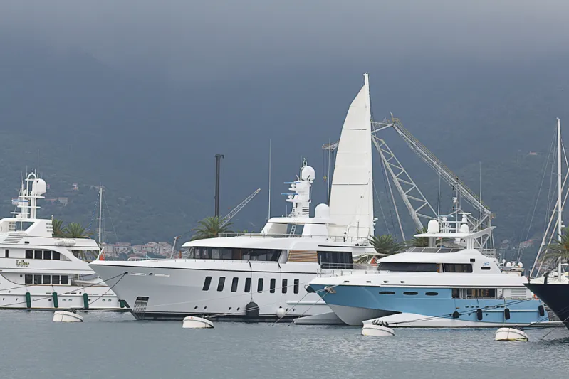 منهم جيف بيزوس ودي كابريو.. يخوت الأثرياء تتدفق لسواحل إيطاليا