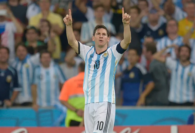 "ميسي" يحقق أمنية طفل يخضع للحقن بهرمونات النمو (فيديو)