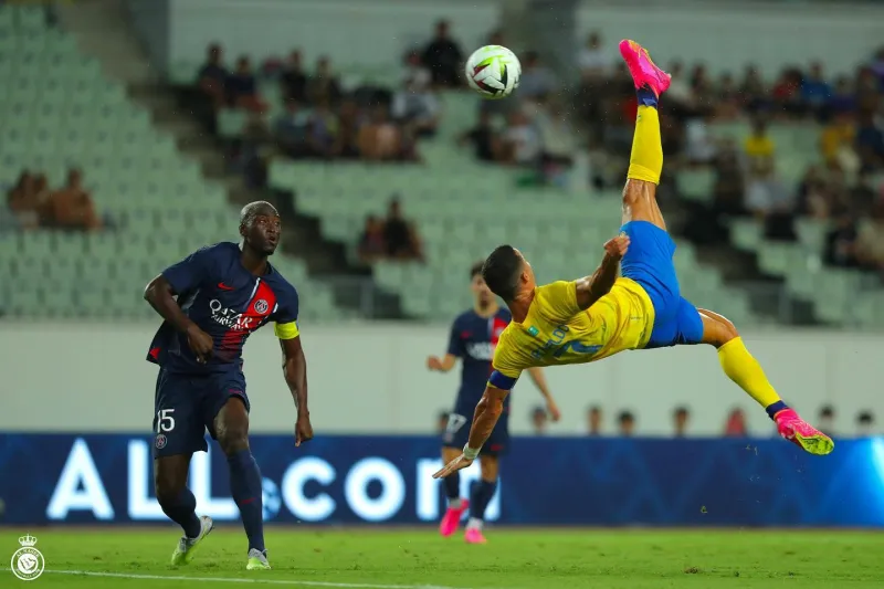 كيف حقق "رونالدو" أمنية طفل قبل مباراة باريس سان جيرمان الودية؟ (فيديو)