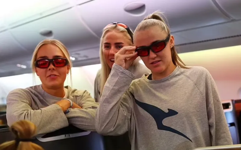 لاعبات منتخب إنجلترا ترتدين نظارات لتجنب إرهاق السفر.. ما القصة؟