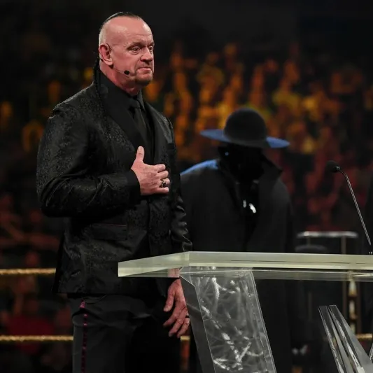 المصارع "أندر تيكر" يواجه سمكة قرش للدفاع عن زوجته (فيديو)