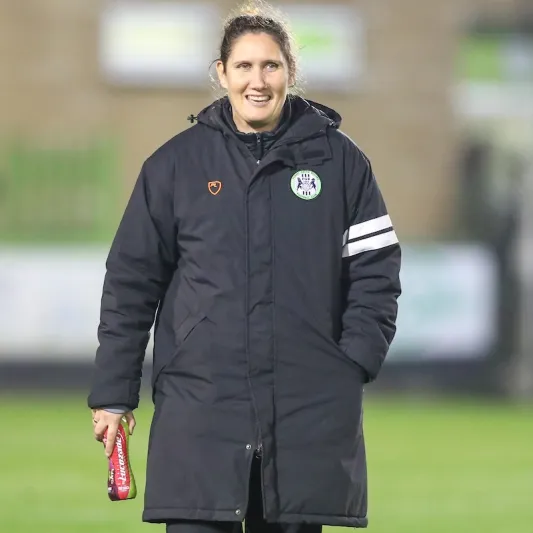 لأول مرة في كرة القدم الإنجليزية.. مدربة تتولى تدريب فريق للرجال