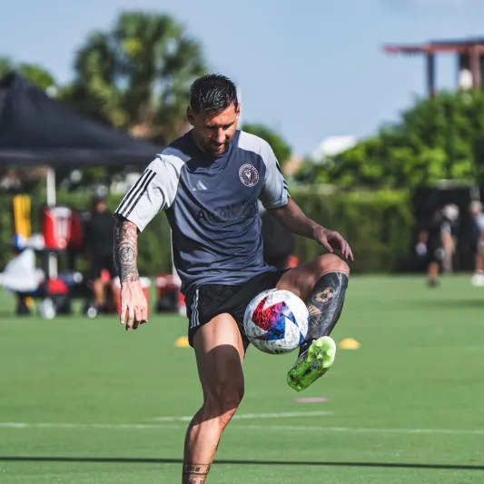 مفاجأة "على الواتساب" من "ميسي" لأحد لاعبي إنتر ميامي