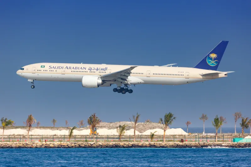 طائرتان يفصل بينهما 60 مترًا فقط في سماء الرياض (فيديو)