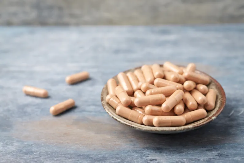 دراسة تحذر: هذا المكمل الغذائي قد يتسبب في التهاب الأمعاء