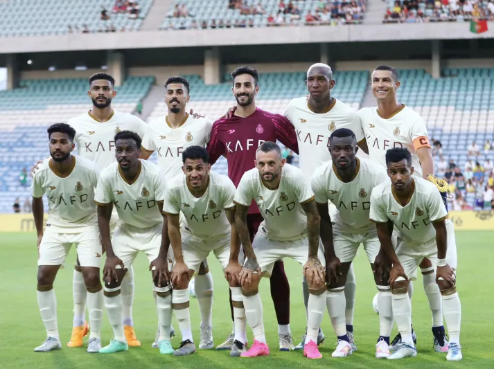 "رونالدو" يوقع لطفل على حذاء خلال مباراة بنفيكا الودية (فيديو)