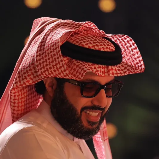 ماذا قال تركي آل الشيخ عن الصورة المتداولة له داخل المستشفى؟